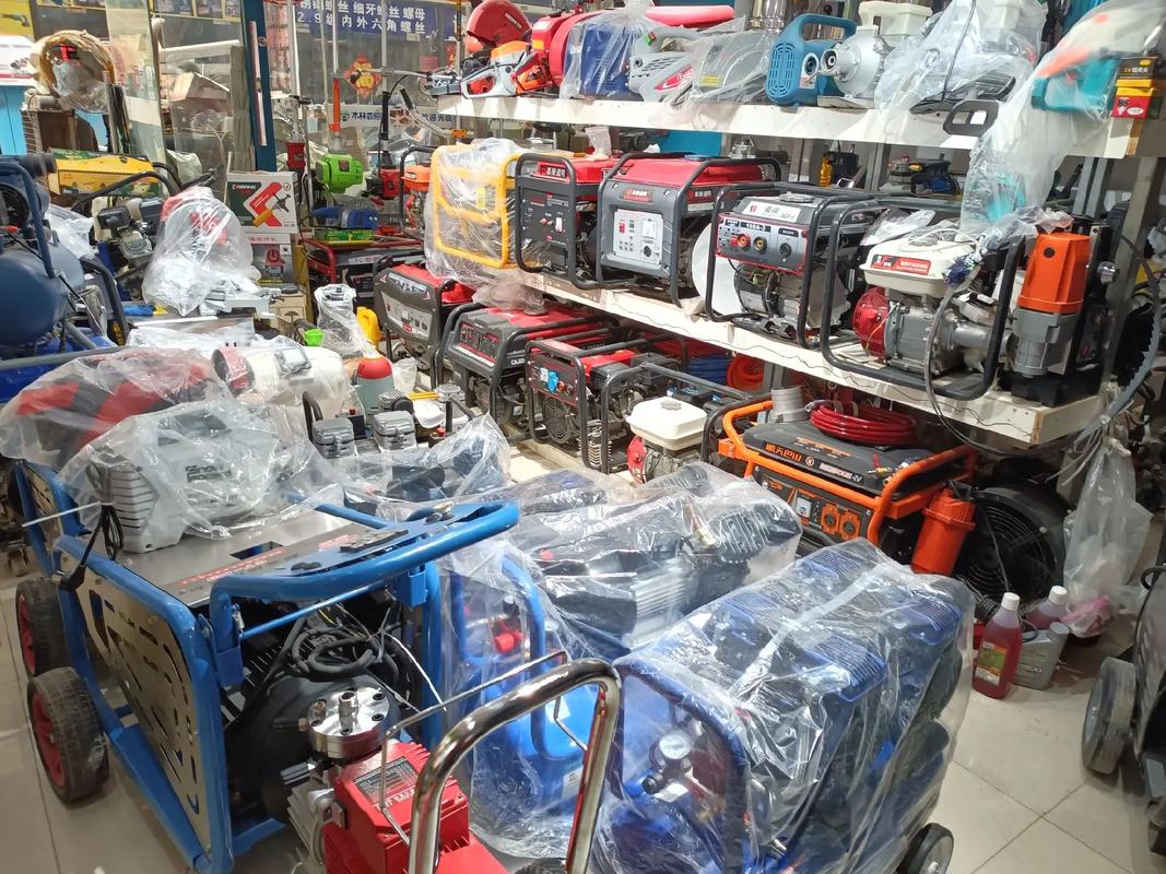 花花五金機(jī)電鑫港電器城西大正門(mén)北邊的那個(gè)通道靠大西邊c區(qū)12